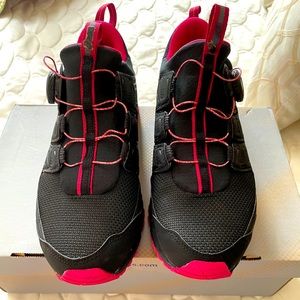 ASICS Women’s GEL-FujiRado Sneaker